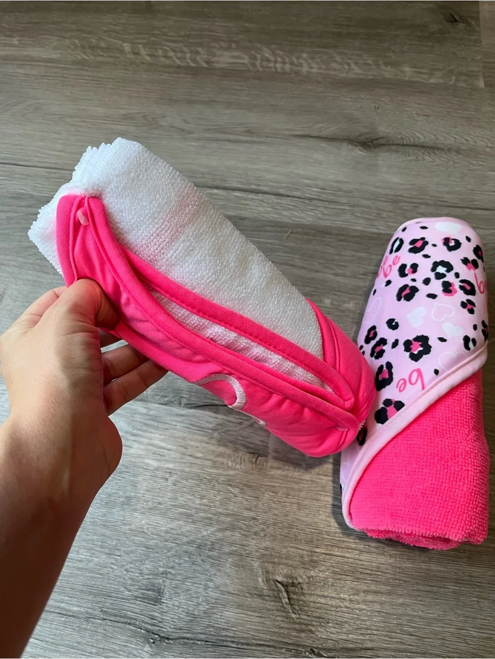 bebe Two-Pack Hooded Towels in Hot Pink & Light Pink Leopard